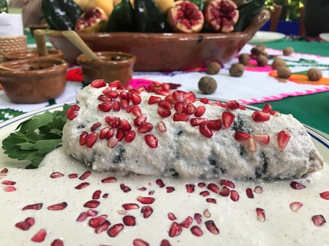 Carmen “Titita” Ramírez da inicio a la deliciosa y tradicional  temporada de Chiles en Nogada en Restaurante El Bajío